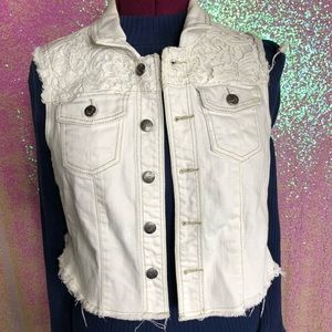 White de stressed vest XL Rue21